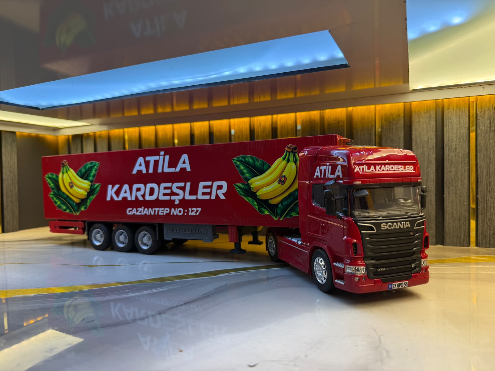 Atila Kardeşler tasarımı uygulanmış kırmızı Scania tır maketi