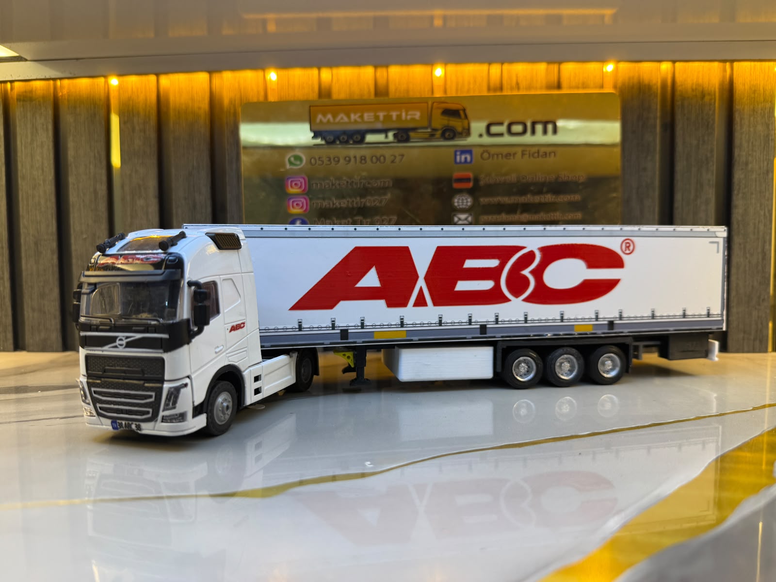 AEC firma tasarımı uygulanmış tır ve dorse maketi