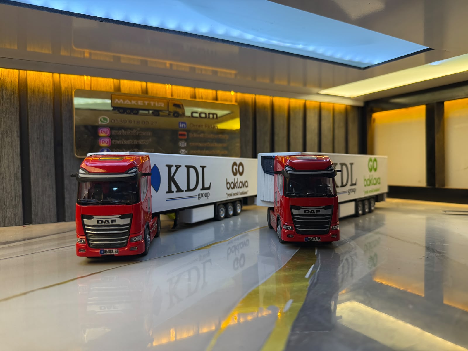 KDL firma tasarımı taşıyan iki tır maketiyle filo örneği
