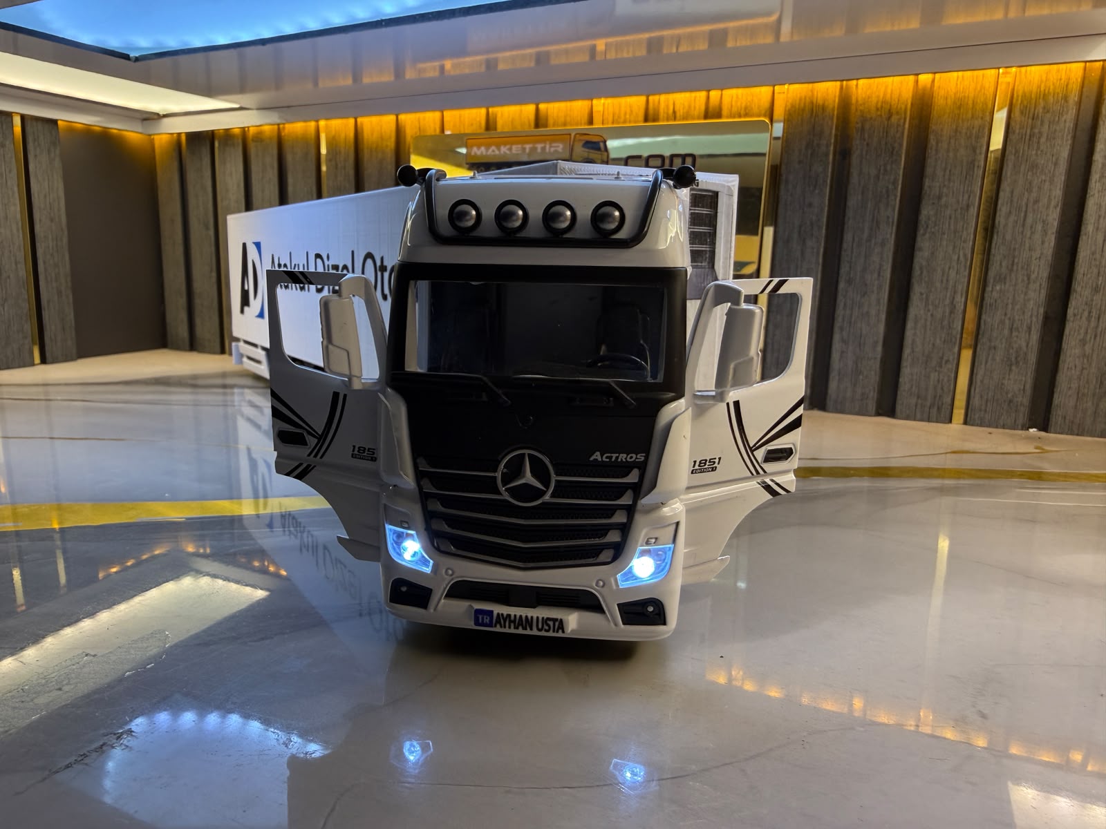 Makettir koleksiyonundan Mercedes tır maketinin kabin ayrıntıları